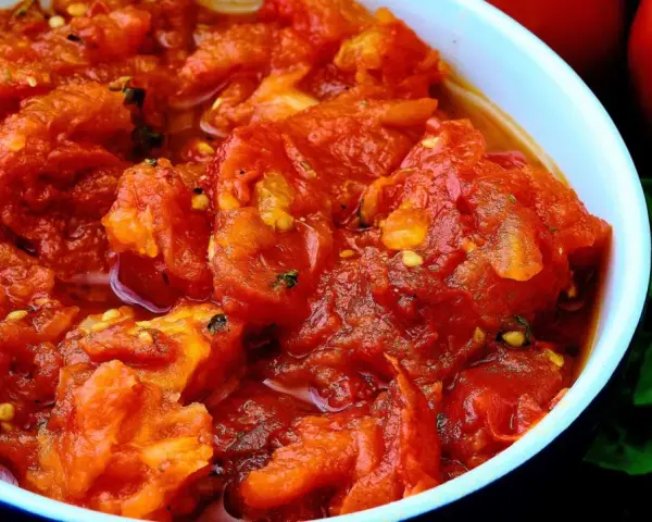 Un tazón de tomates picados, con un toque de albahaca y un aroma delicioso. Un bonito con tomate listo para disfrutar.