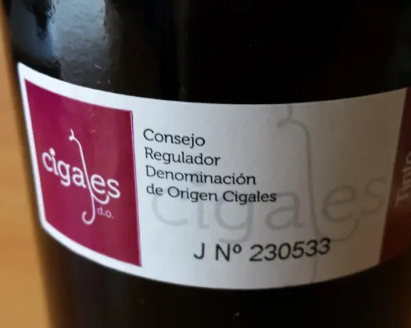Etiqueta de vino tinto de la Denominación de Origen Cigales, prometiendo los mejores vinos de Cigales.