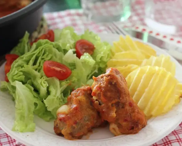 Deliciosa carne para niños, con ensalada fresca y patatas onduladas. ¡Un plato que les encantará!