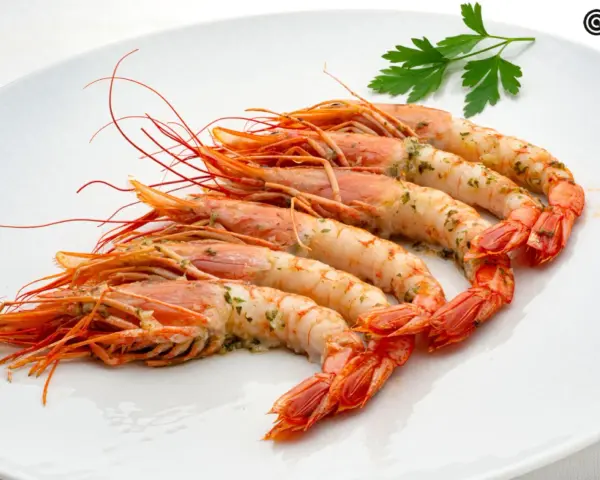 Gambones al horno, jugosos y con un toque de perejil, listos para disfrutar.