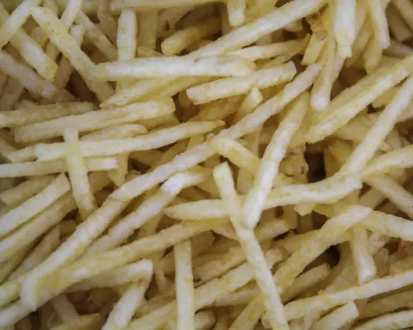 Un montón de patatas paja doradas y crujientes, listas para ser disfrutadas.