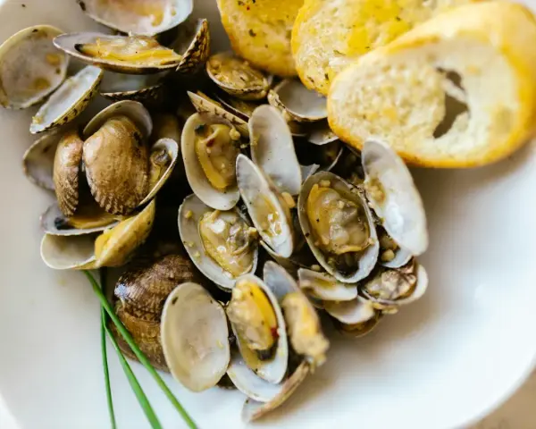 Deliciosas almejas al ajillo, jugosas y con trocitos de pan tostado para mojar en la salsa.
