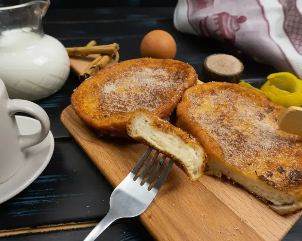 Torrijas caseras, perfectas para tu receta. Pan empapado en leche, huevo y frito, espolvoreado con azúcar y canela. ¡Un manjar!
