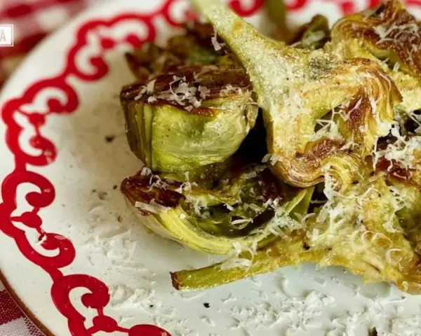 Alcachofas asadas con queso rallado, una deliciosa opción para tus recetas.