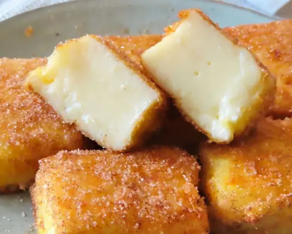 Deliciosa leche frita receta, crujiente por fuera y cremosa por dentro, espolvoreada con azúcar y canela.