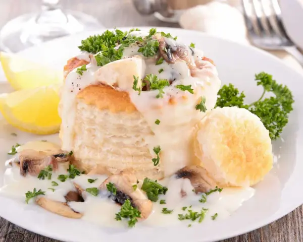 Vol-au-vent relleno de champiñones y salsa cremosa, un clásico de las recetas con champiñones.