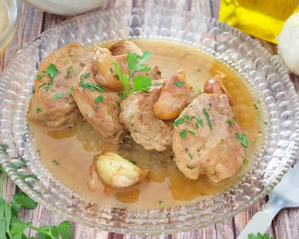 Delicioso solomillo al ajillo, jugoso y tierno, bañado en su salsa con ajos dorados y perejil fresco.