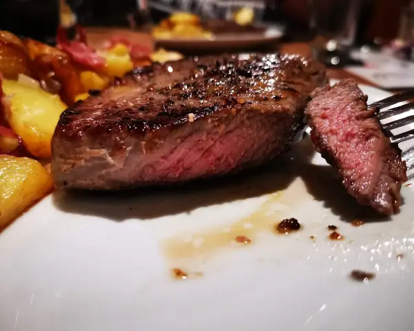 Un jugoso entrecot a la plancha, perfectamente cocinado, acompañado de patatas rústicas.