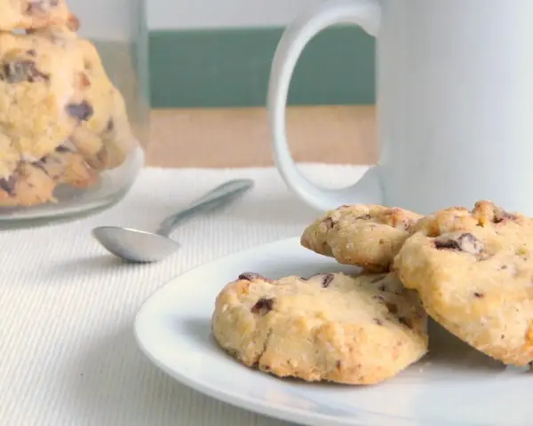 Galletas caseras con chispas de chocolate, perfectas para acompañar un café. Una deliciosa receta de galletas para disfrutar.