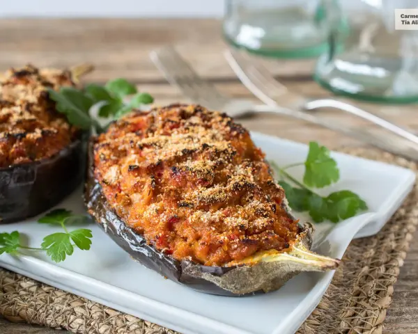 Berenjenas rellenas de atún, gratinadas y listas para disfrutar. Un plato casero y delicioso.