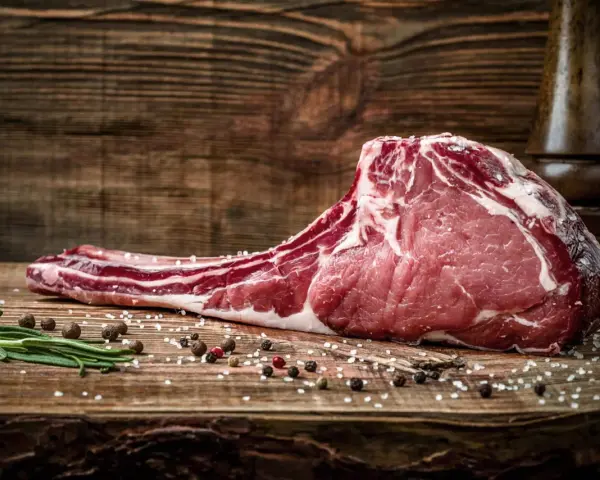 Un gran filete de lomo de res crudo, con sal y pimienta, listo para la parrilla. ¿Cuántos filetes de lomo entran en un kilo?