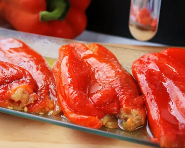 Pimientos asados en freidora de aire, jugosos y brillantes, listos para disfrutar.