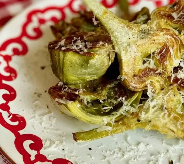 Alcachofas asadas con queso rallado, una deliciosa opción para tus recetas.