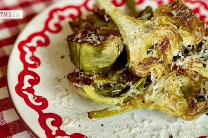 Alcachofas asadas con queso rallado, una deliciosa opción para tus recetas.