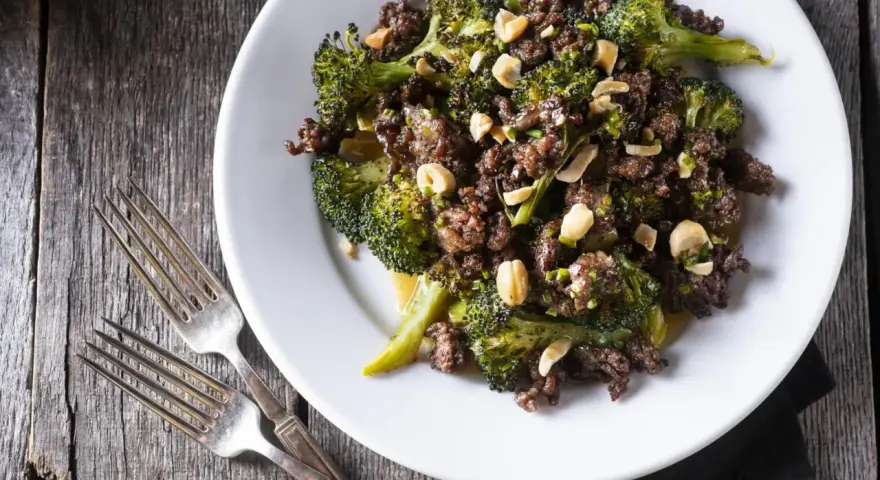 Sabrosa carne molida con brócoli salteado y cacahuetes, una de las mejores recetas con brócoli.