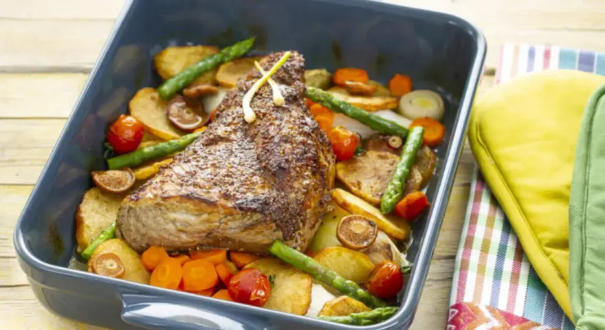 Rabadilla de ternera asada con patatas, zanahorias, espárragos y tomates cherry. Una de las mejores rabadilla de ternera recetas.