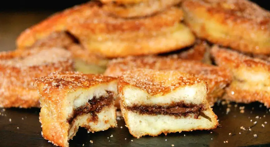 Torrijas de chocolate, crujientes por fuera, cremosas por dentro. Un dulce irresistible.