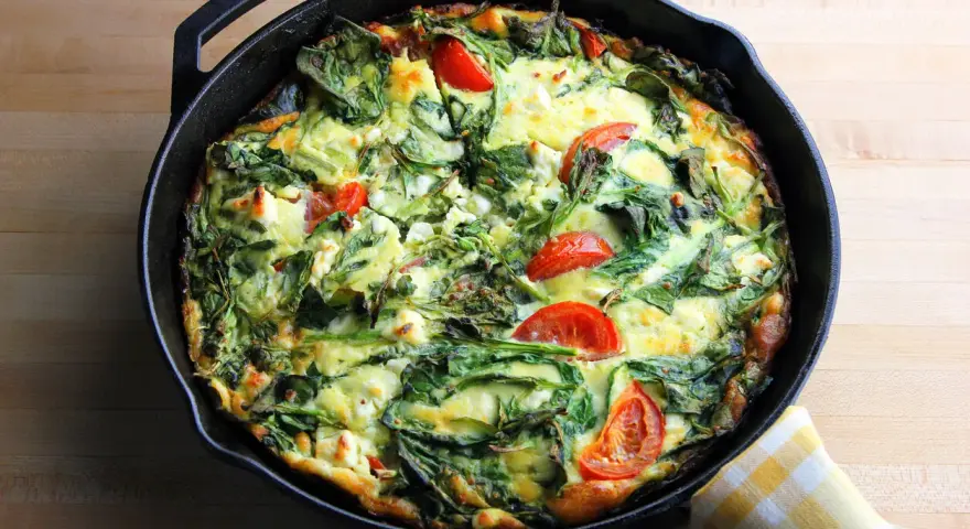 Frittata casera con acelgas, tomates y queso feta. Una opción deliciosa para tus recetas con acelgas.