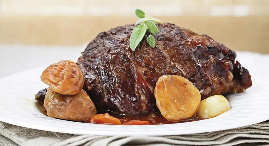 Un jugoso asado de ternera, cocinado a la perfección, servido con castañas glaseadas y hierbas frescas. ¡Así es que es la ternera!