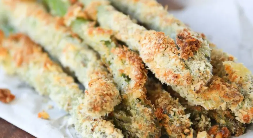 Espárragos verdes crujientes empanizados, perfectos para tus recetas de esparragos verdes.