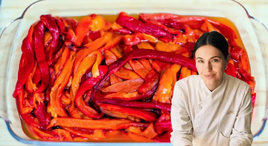 Pimientos asados en una bandeja de vidrio, listos para disfrutar. Una chef sonríe al fondo.