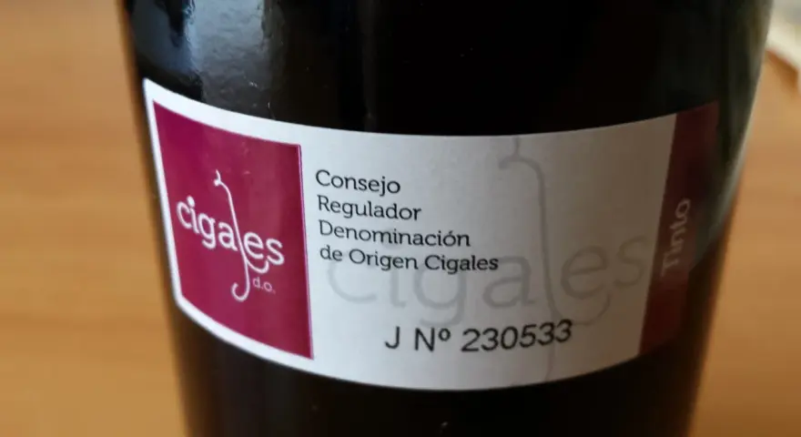 Etiqueta de vino tinto de la Denominación de Origen Cigales, prometiendo los mejores vinos de Cigales.