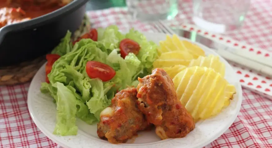 Deliciosa carne para niños, con ensalada fresca y patatas onduladas. ¡Un plato que les encantará!