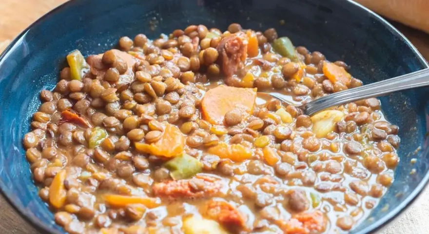 Un plato humeante de lentejas con zanahoria y chorizo, perfecto para una receta casera.