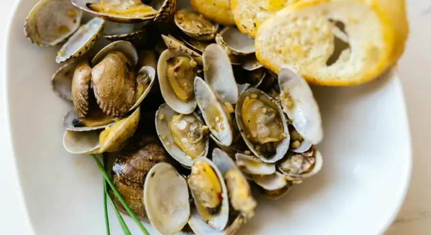 Deliciosas almejas al ajillo, jugosas y con trocitos de pan tostado para mojar en la salsa.