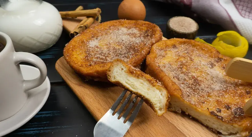 Torrijas caseras, perfectas para tu receta. Pan empapado en leche, huevo y frito, espolvoreado con azúcar y canela. ¡Un manjar!