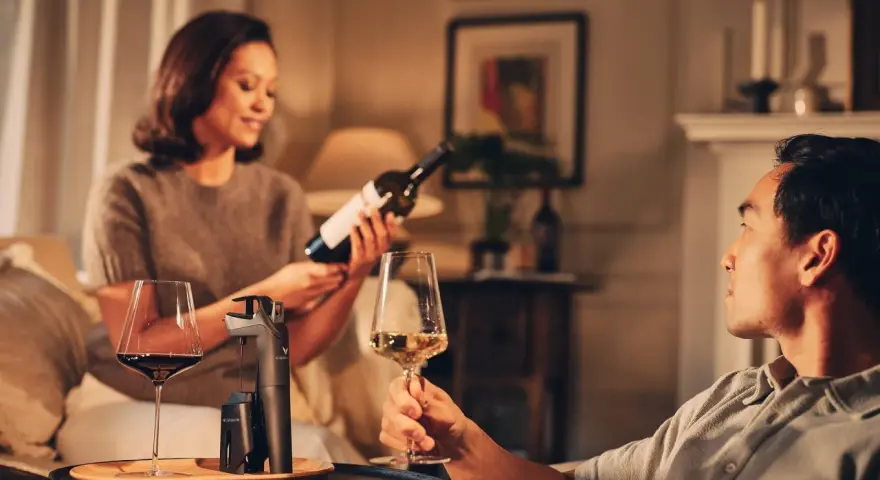 Pareja disfrutando de una copa de vino tinto y blanco. Beber vino es bueno para relajarse y compartir momentos.