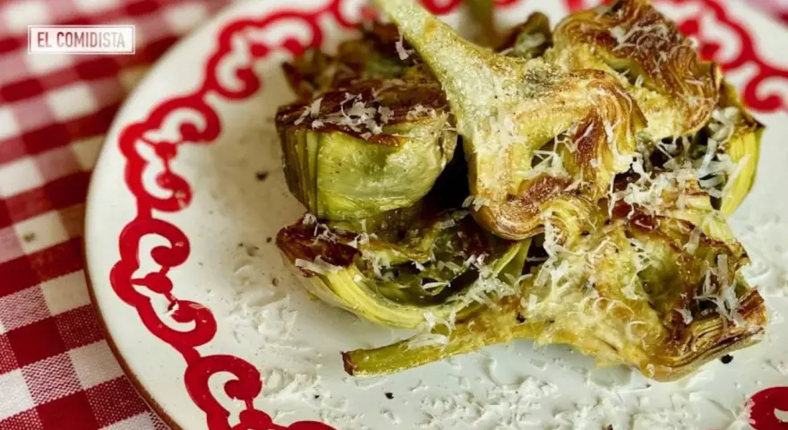 Alcachofas asadas con queso rallado, una deliciosa opción para tus recetas.