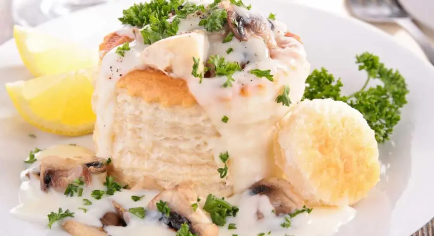 Vol-au-vent relleno de champiñones y salsa cremosa, un clásico de las recetas con champiñones.