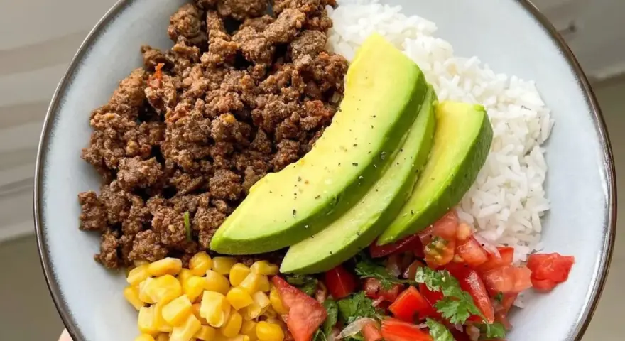 Bowl con arroz, maíz, pico de gallo, aguacate y la mejor carne para picar. ¡Una comida completa y deliciosa!