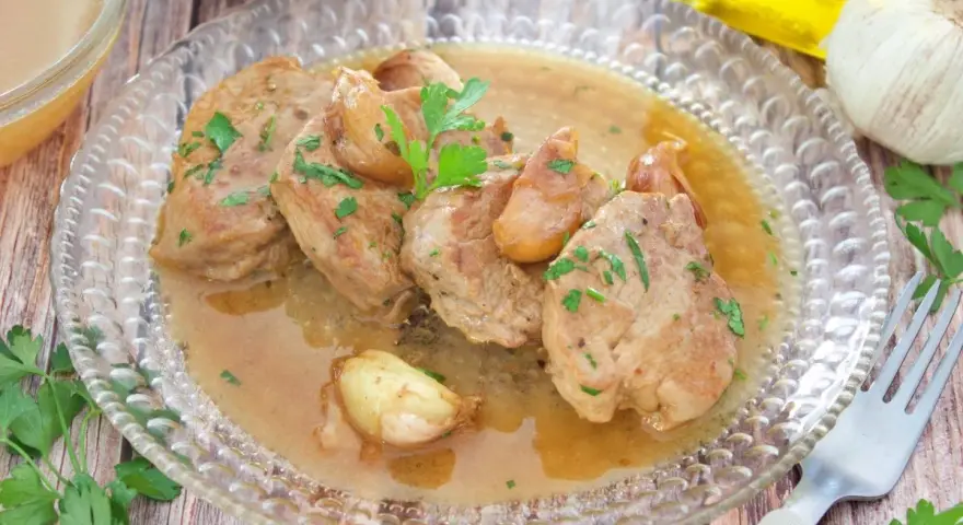 Delicioso solomillo al ajillo, jugoso y tierno, bañado en su salsa con ajos dorados y perejil fresco.