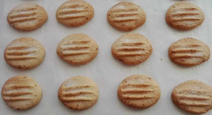 Galletas caseras de pueblo, doradas y espolvoreadas con azúcar, listas para disfrutar.