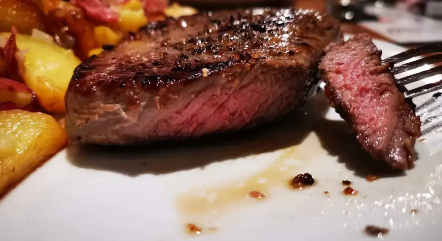 Un jugoso entrecot a la plancha, perfectamente cocinado, acompañado de patatas rústicas.