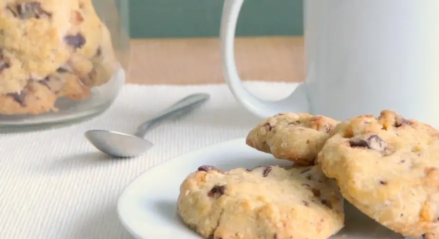 Galletas caseras con chispas de chocolate, perfectas para acompañar un café. Una deliciosa receta de galletas para disfrutar.