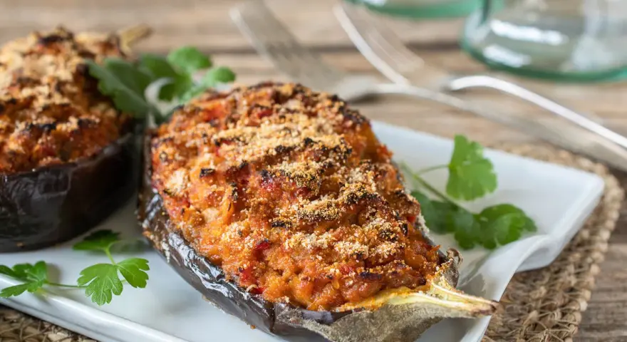 Berenjenas rellenas de atún, gratinadas y listas para disfrutar. Un plato casero y delicioso.