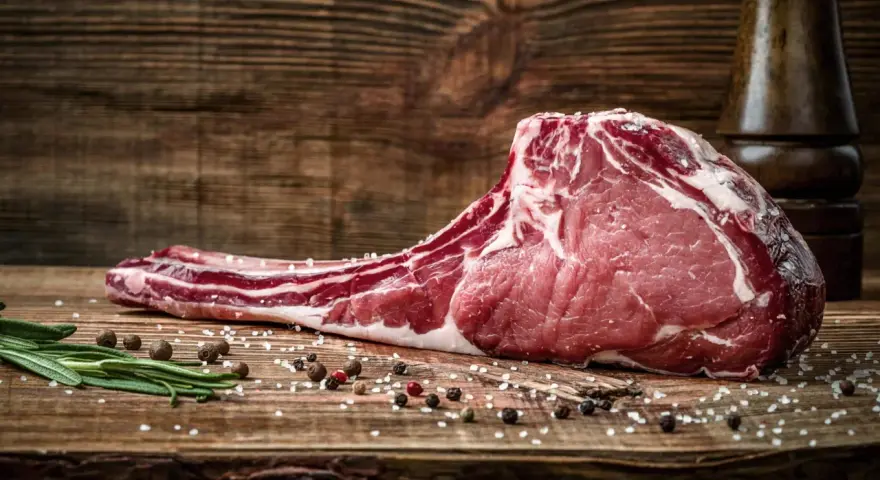 Un gran filete de lomo de res crudo, con sal y pimienta, listo para la parrilla. ¿Cuántos filetes de lomo entran en un kilo?