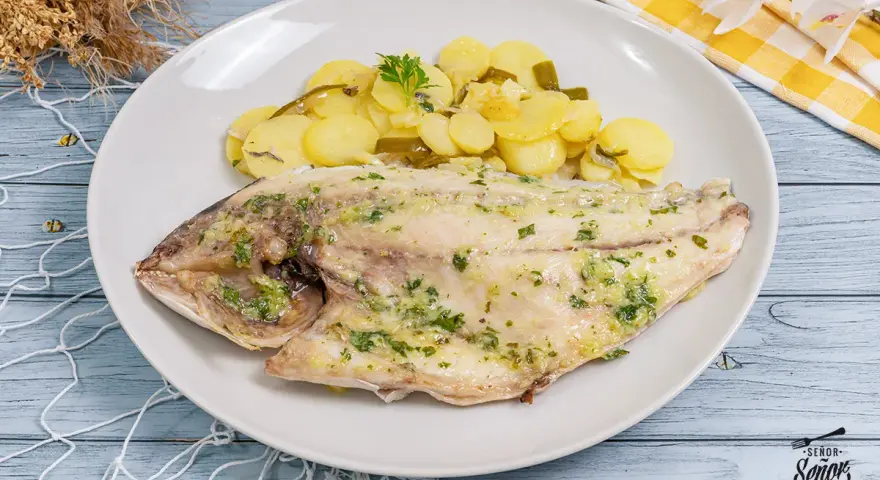 Dorada al horno con patatas y perejil, un plato principal delicioso y saludable.