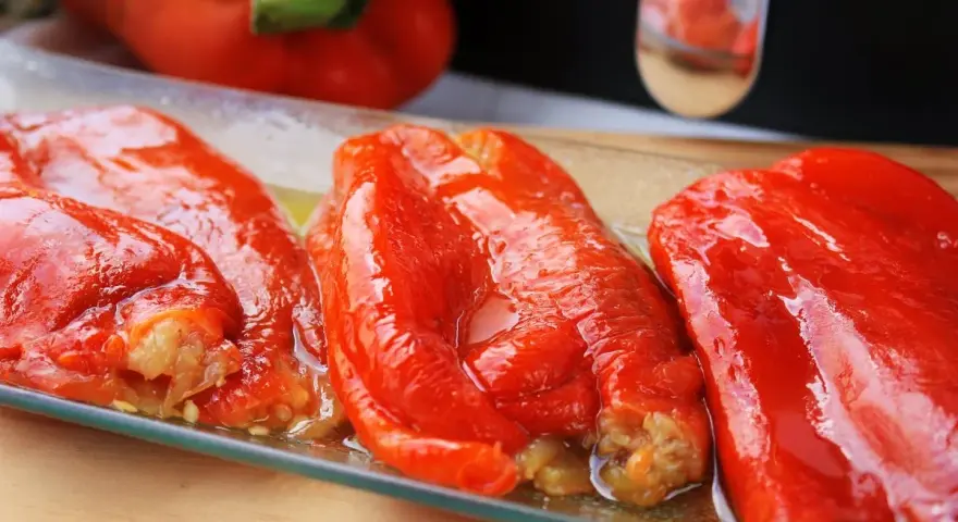 Pimientos asados en freidora de aire, jugosos y brillantes, listos para disfrutar.