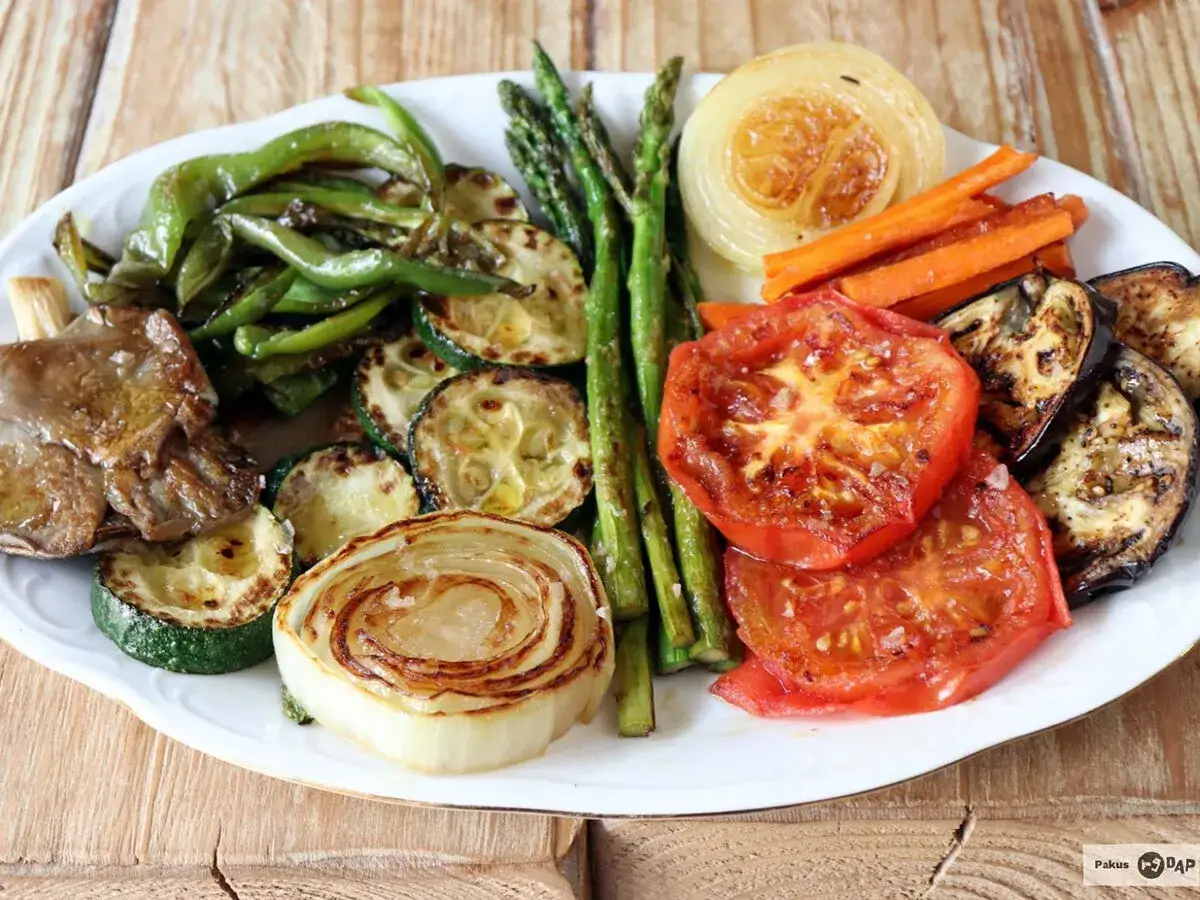 Plato de verduras a la plancha: pimientos verdes, calabacín, espárragos, zanahorias, berenjenas, tomates y cebolla.