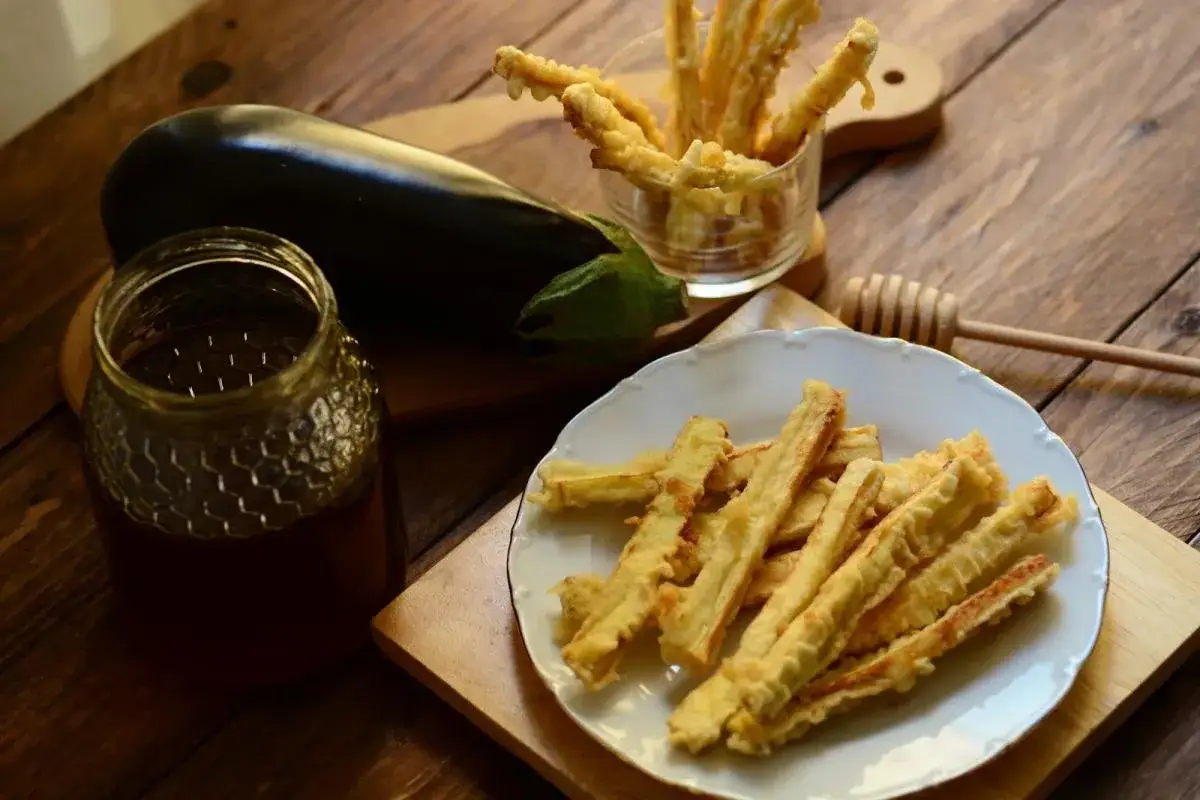 Berenjenas fritas crujientes, listas para ser bañadas en miel dorada. Un plato delicioso y sencillo.