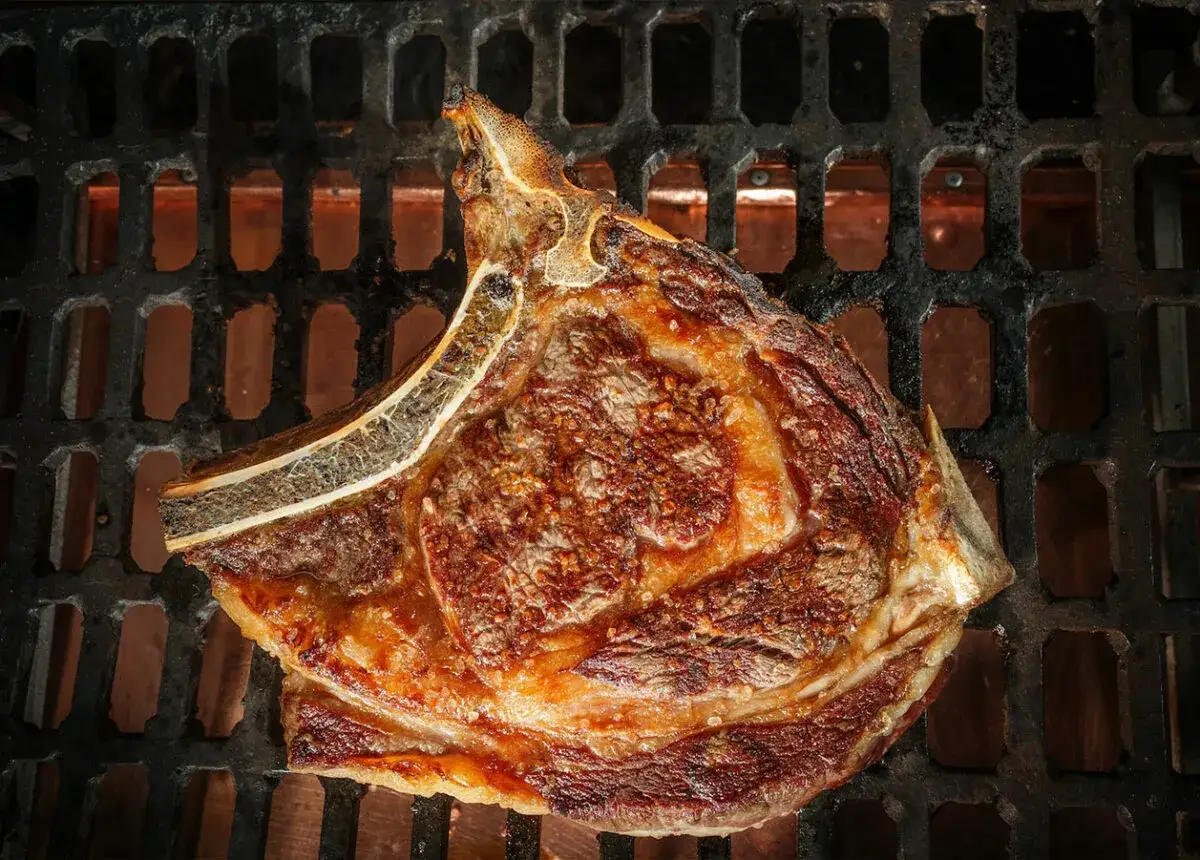 Jugosa parrillada de carne, un corte de ternera a la barbacoa con un dorado perfecto sobre la parrilla.