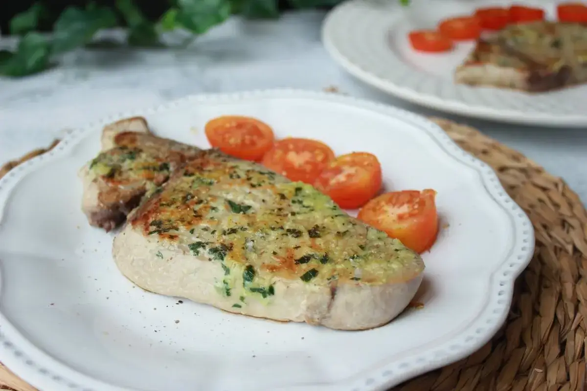 Delicioso atún a la plancha con hierbas y tomates cherry.