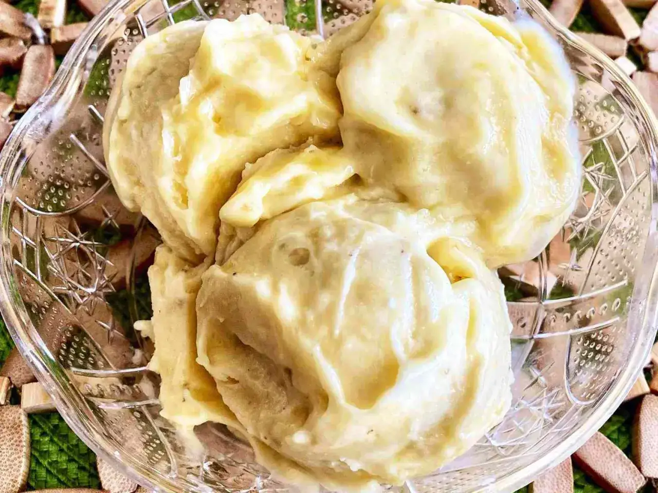 Delicioso helado de plátano cremoso servido en un cuenco de cristal.
