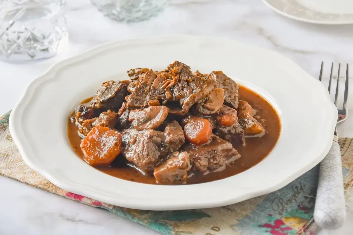 Un delicioso ragú que es un guiso de carne tierna con zanahorias y champiñones en una rica salsa.