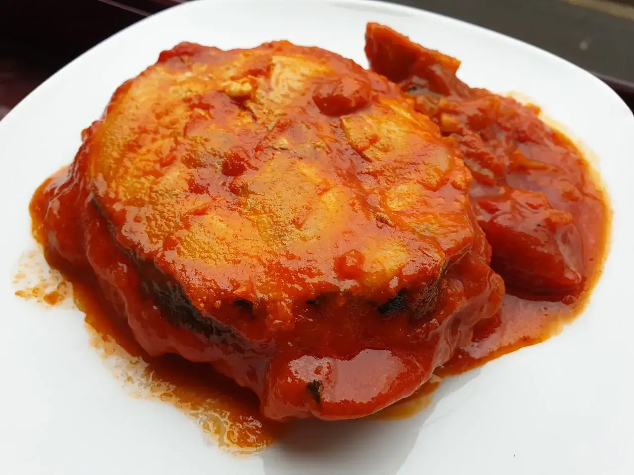 Un trozo de bonito en salsa de tomate, un plato casero y delicioso.