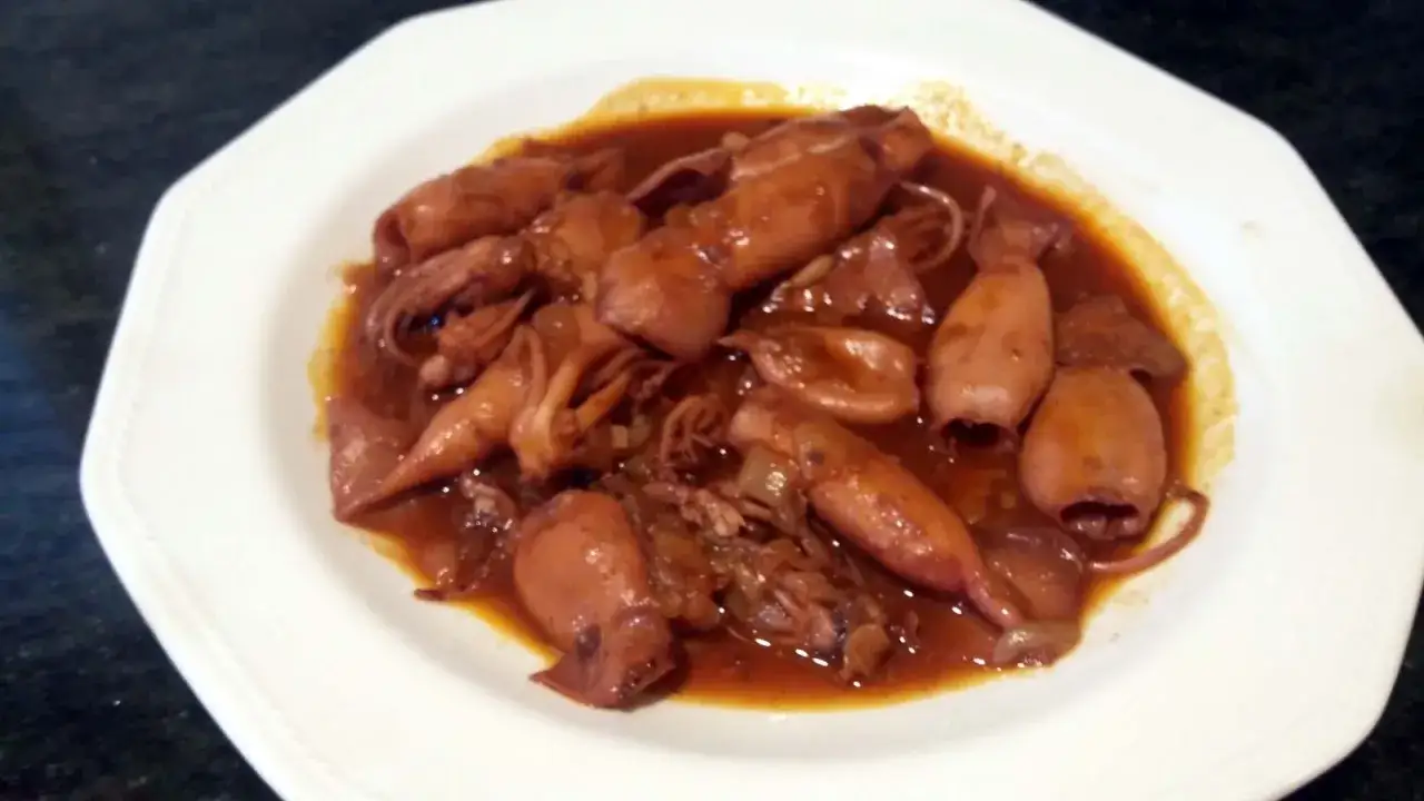 Plato de chipirones en salsa, con tentáculos y cuerpos tiernos, bañados en una rica y aromática salsa.